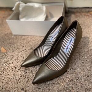 Manolo Blahnik BB pump heels 37